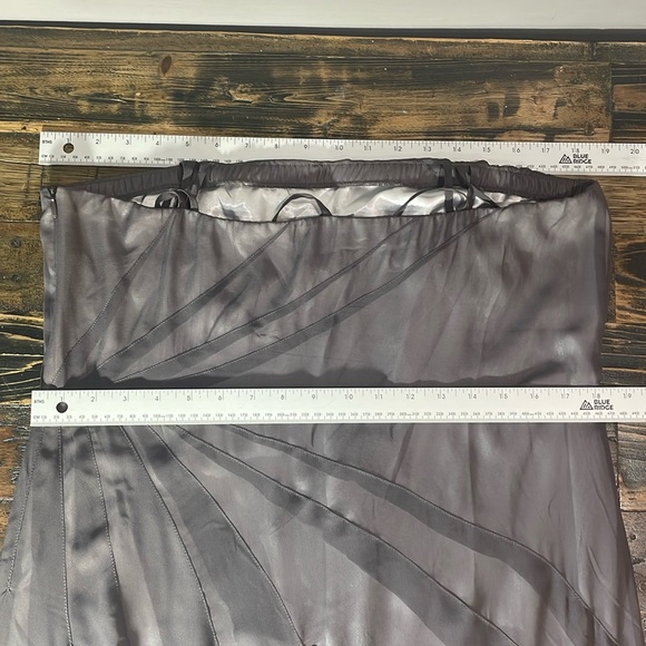 Unique grey dress with gorgeous skirt and design. Fits size 14 - Picture 15 of 17